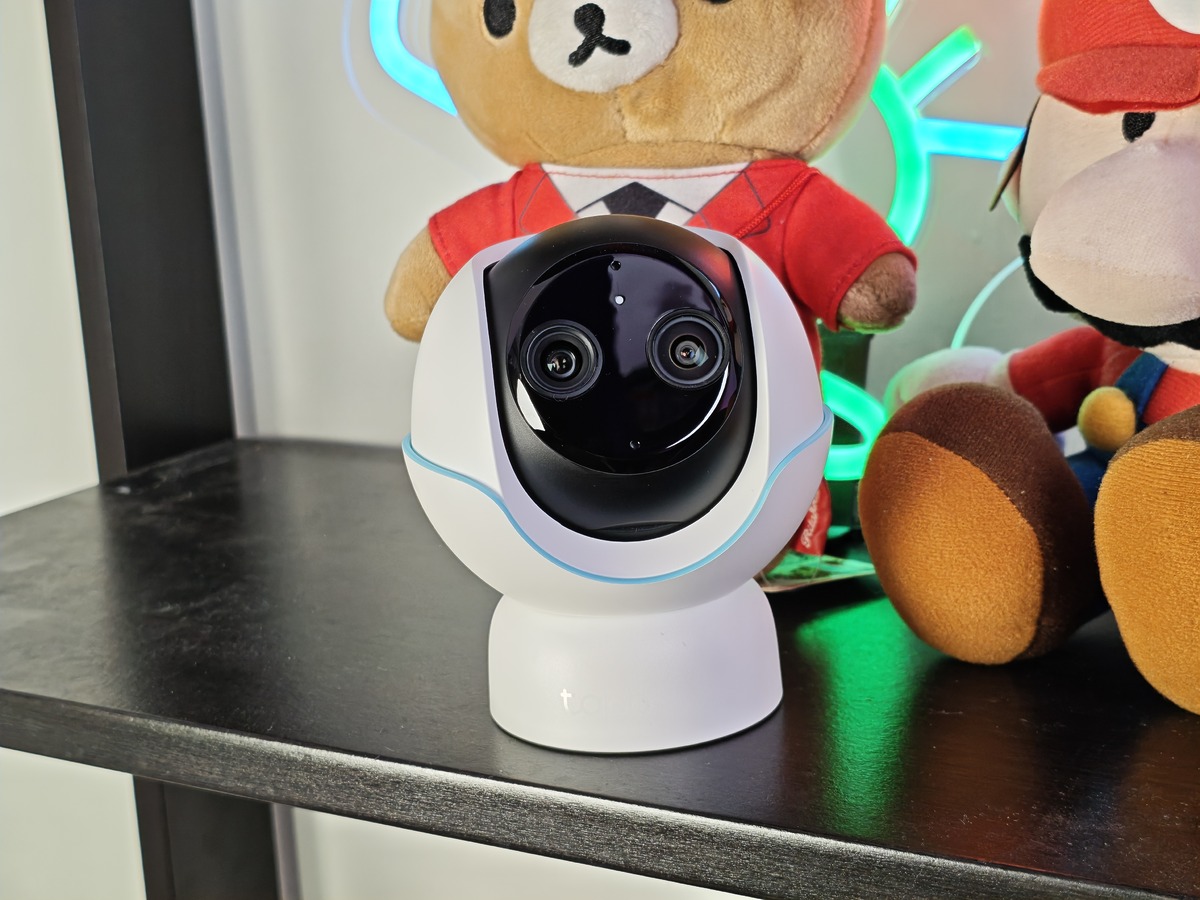 Tapo C840 雙鏡頭嬰兒攝影機外型小巧。