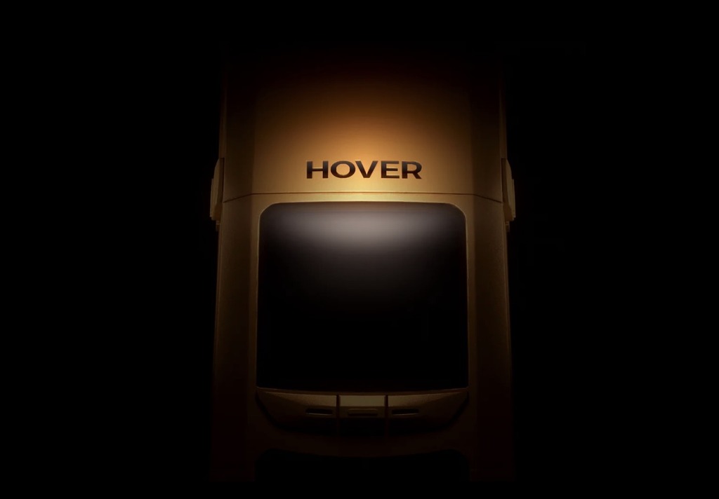 HOVERAir 以每日一相的方式預告新機以吊胃口,首日就只見方形屏幕及三個按鍵,以及橙色機身。