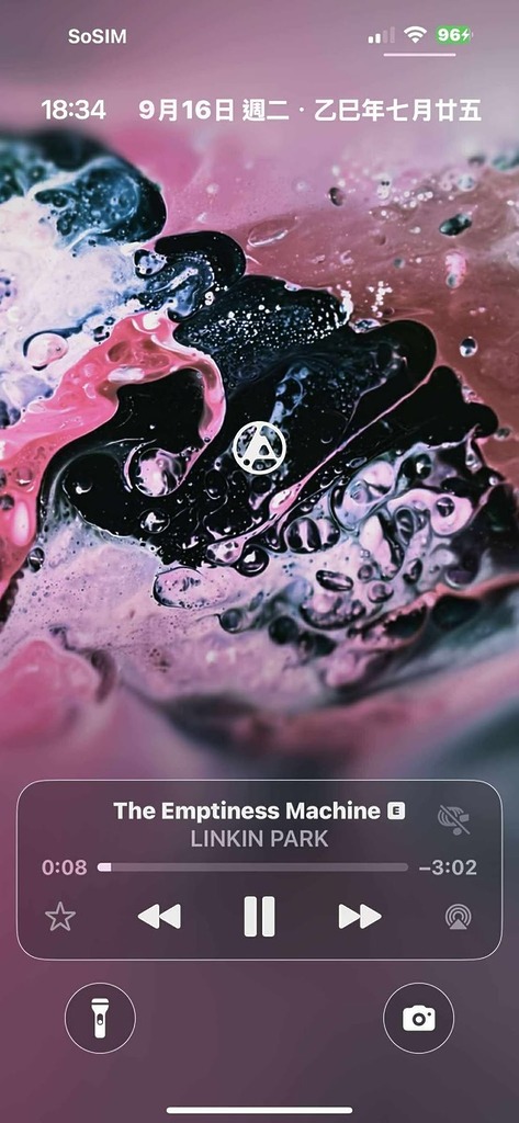 Apple Music 的唱片封面動態待機畫面,在播放音樂時會將唱片封套以動態方式作為手機待機畫面