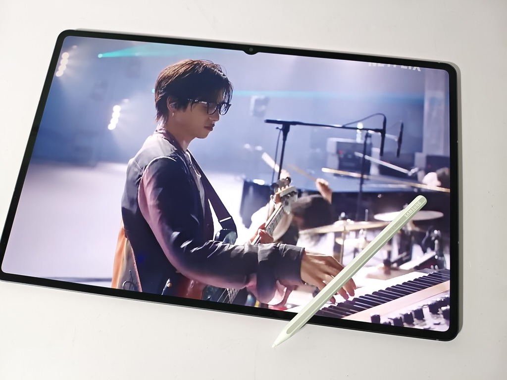 音效方面亦配備四個揚聲器及 Dolby Atmos 環繞聲音效，在看 Netflix 的新作 Glass Heart 時，大家就能感受 Galaxy Tab S11 Ultra 的聲畫魅力。  