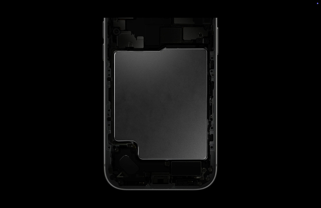 美國版 iPhone 17 Pro 採用全 eSIM 設計,不用留位予 SIM 卡插槽,電池也可大多一點點,換來多 2 小時的電池播片時間。