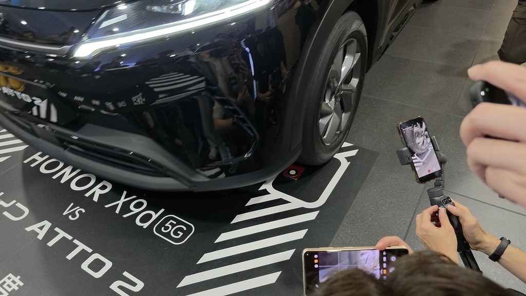 在發佈會現場以接近兩噸的汽車輾過手機,汽車來回幾次後手機仍可正常操作。