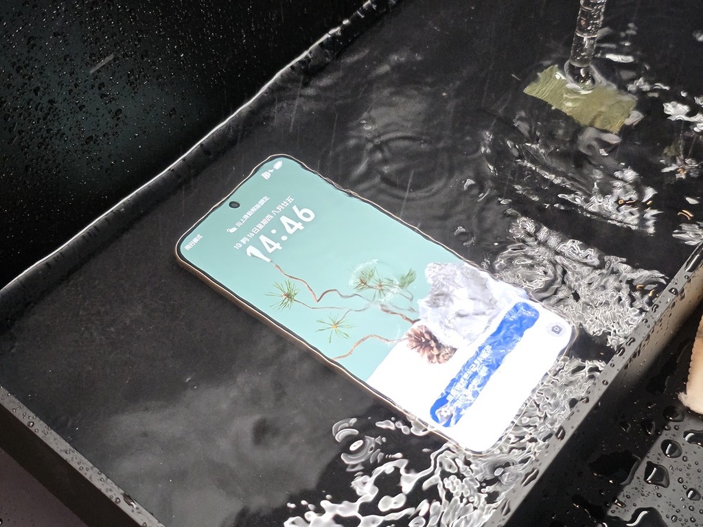 經 IP68 認證,Honor X9d 能承受 1.5 米水深浸泡 30 分鐘,證明其靜態水密性可靠。