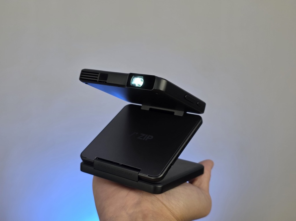 機身細小一手可以輕鬆掌握。