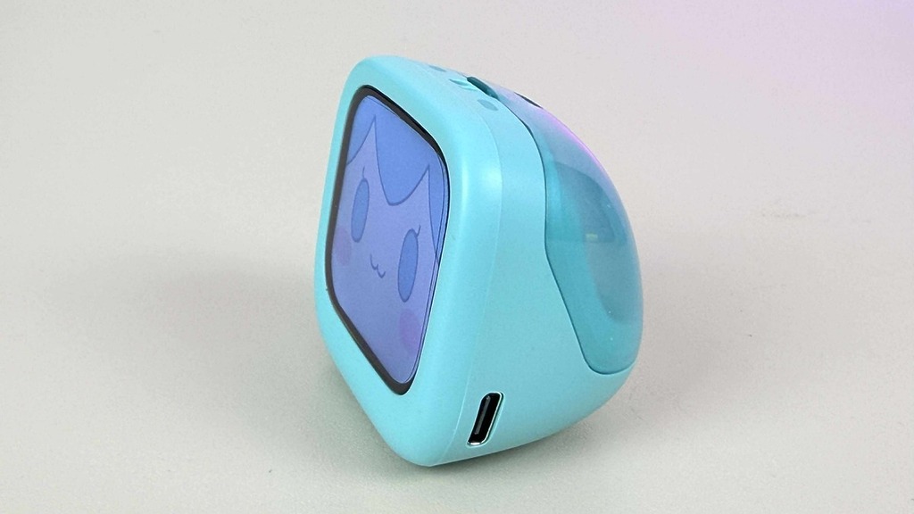 拿掉保護套,可看到充電盒的外型有點像 iMac G3。