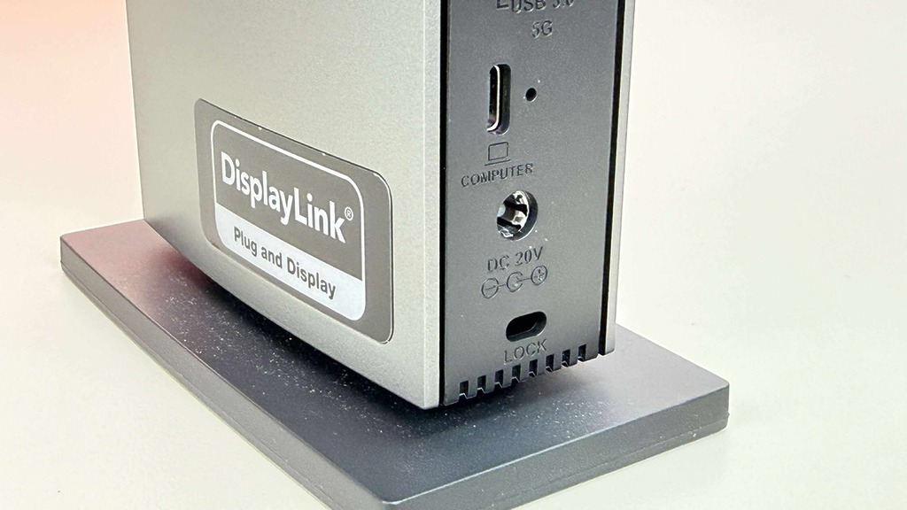 需配合專用的 130W 變壓器使用，能為電腦提供 PD 100W 供電。