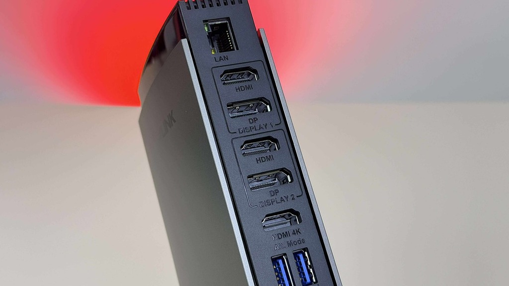 備有三組影像輸出，其中 Display 1 和 2 均可從 HDMI 與 DisplayPort 之間二選一，第三組則為 HDMI 4K。每組任選一個輸出，就可同時連接三台顯示器。