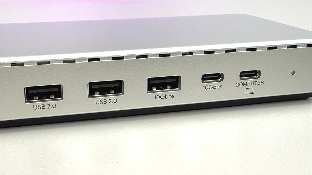 WL-UG77PD1 正面提供 1 個 10Gbps USB-C、1 個 10Gbps USB-A、兩個 USB-A 2.0 接口，方便連接各種外置裝置。最右邊的上行 USB-C 接口則同時提供 85W 供電和 10Gbps 數據傳輸。