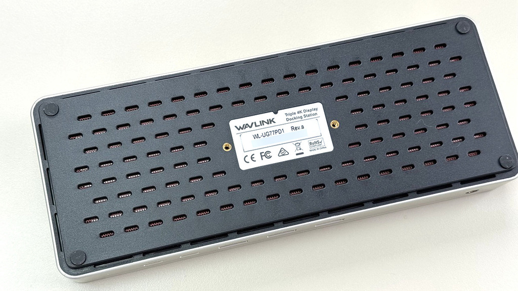 底部亦滿布散熱孔。