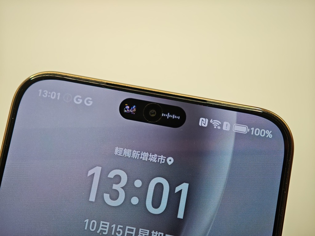 加入「靈動膠囊」設計,用以顯示各系統服務之狀態。