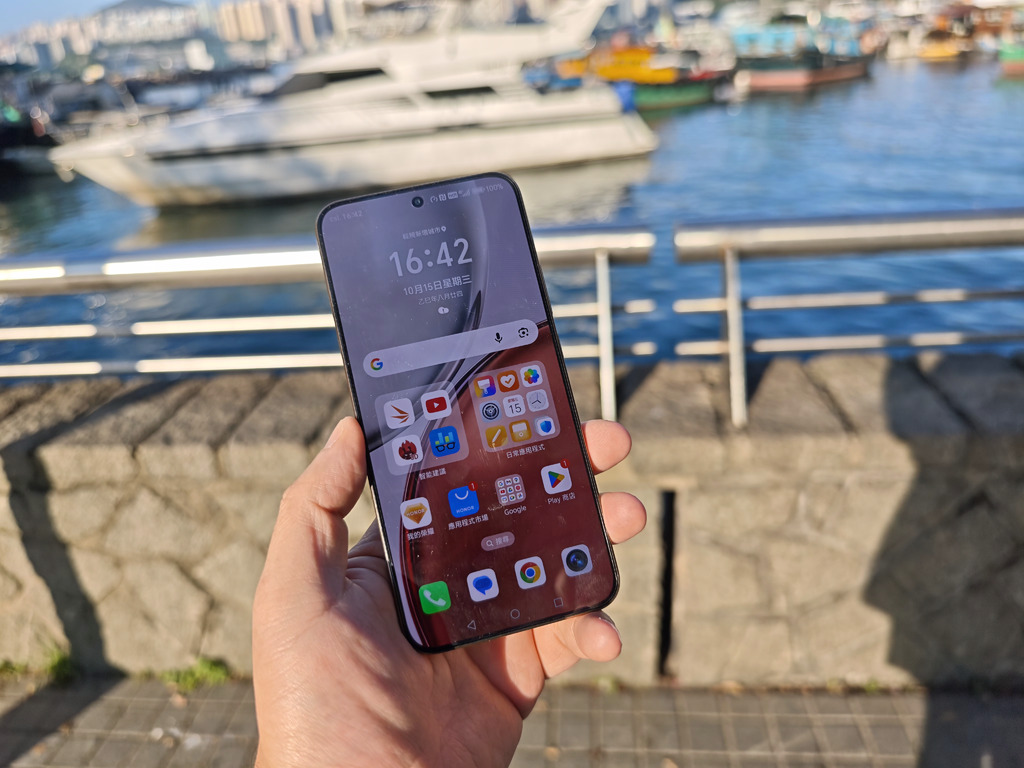 屏幕的峰值亮度輸出(如宣傳的 6000 nits 峰值)和 AMOLED 的自發光特性,能夠精準描繪 HDR 內容的亮暗細節。