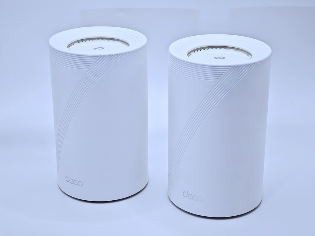 TP-Link Deco BE68 外形與 BE65 相同迷你，只有10.7cm直徑 x 17.6cm 高，方便擺位。
