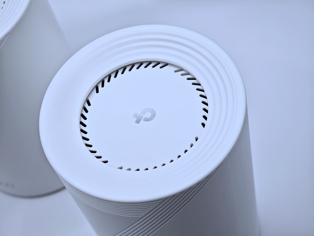 機頂有散熱孔提供上下空氣對流。