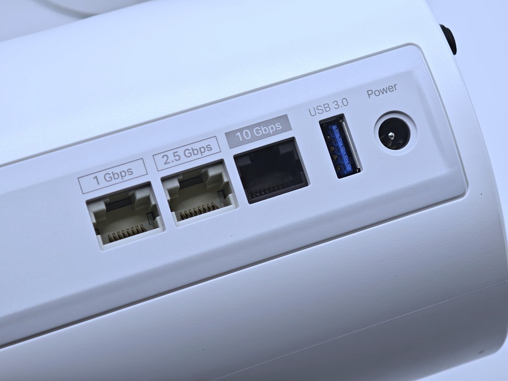 BE68 所有端口都支援 WAN／LAN 互換，2.5Gbps 端口可連接 Modem，10Gbps 端口就可以連接 10G Switch，創做 10G 內聯網連接 NAS／PC 等。