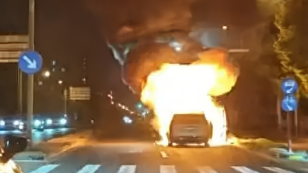 今年 11 月初,一輛理想 MEGA 7 人車,在行駛中突然起火,從影片中看到車輛從冒煙到起火,只有不到 1 分鐘的時間,幸好車內乘客及時逃離,未有造成人命傷亡。不過廠方稱事故原因是車主充了劣質電的說法,就被網民罵翻。