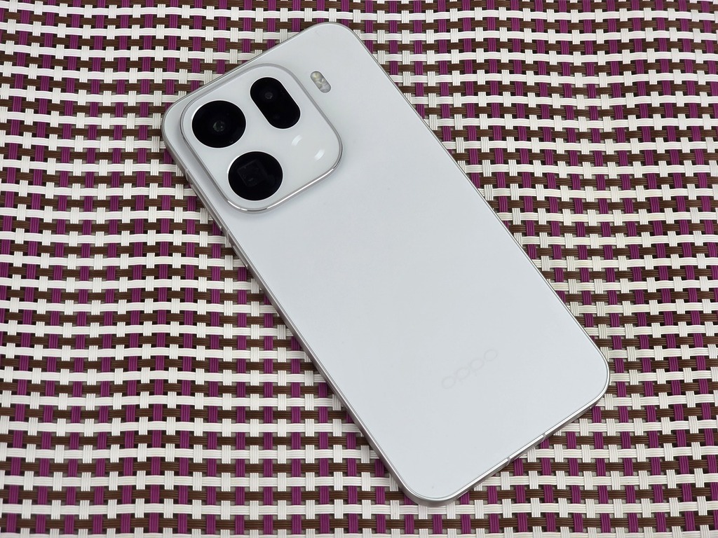 Find X9 Pro 有 曜鈦灰/霜月白兩色,樣本的白色偏向銀白色質感,甚喜歡它設計夠簡潔。