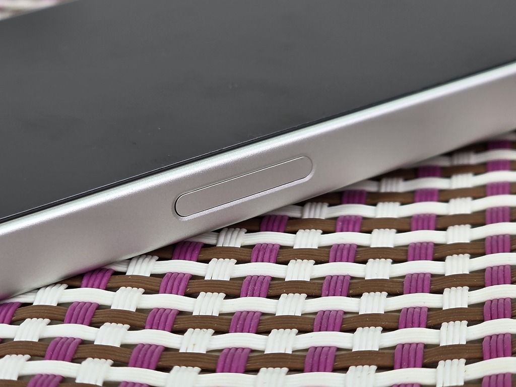 機側獨立按鈕可以啟動相機或當作快門。