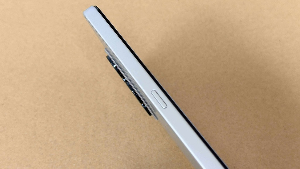 HONOR 400 Smart 加入 AI 功能按鈕，提供兩種操作方式。用戶輕按一下，可開啟個人化應用程式或清理背景程式，而長按則可啟動 AI 翻譯與 AI 修圖等功能。