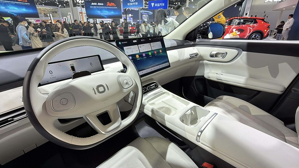 呔盤儀錶前方還有駕駛監察鏡頭，若出現疲勞駕駛，車輛會作出提醒。