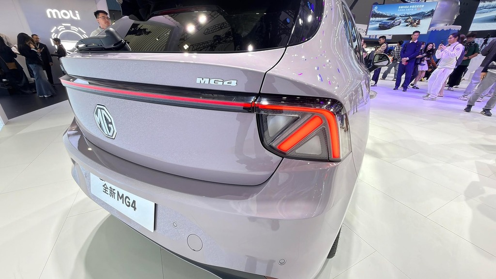 MG4 繼續起用英國的汽車設計團隊，所以設計上也帶點英國元素