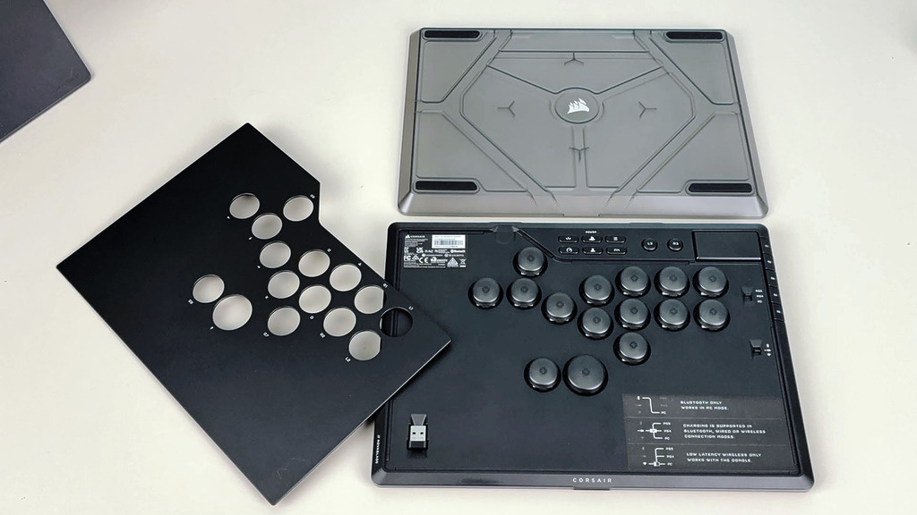 金屬面板下有收納接收器的空間。