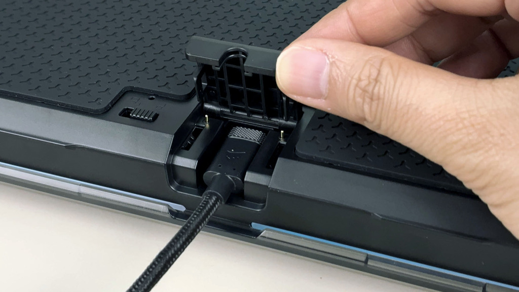 有線連接介面的鎖扣防止扯脫。