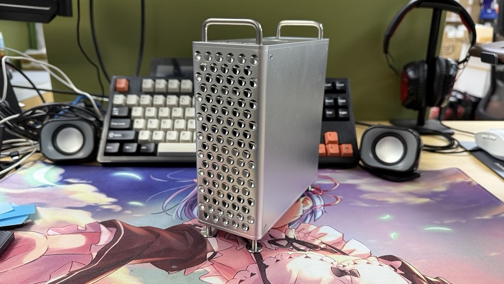 M4 Mac Mini 時,國內不少廠商給它製作模仿 Mac Pro 的外殼也頗受歡迎,相信 M5 Max/Ultra Mac Studio 推出時也會有這情況,讓它變成 Mac Pro 模樣。