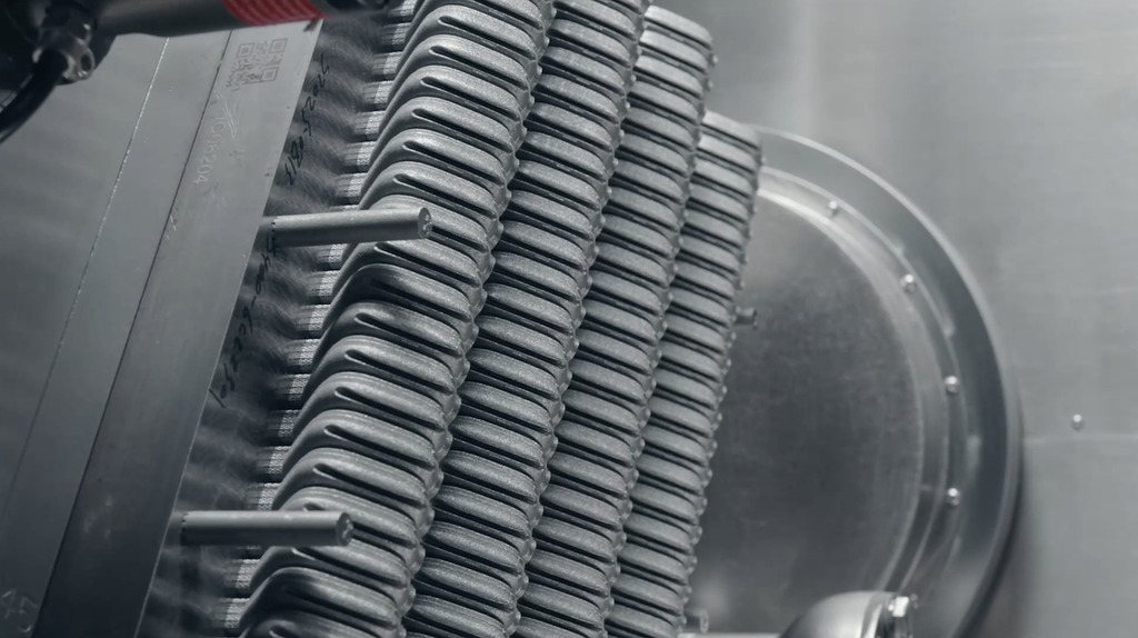 加工程序包括「粗略除粉」、「精細除粉」，當中會以超聲波振動清洗機確保去除殘留粉末。