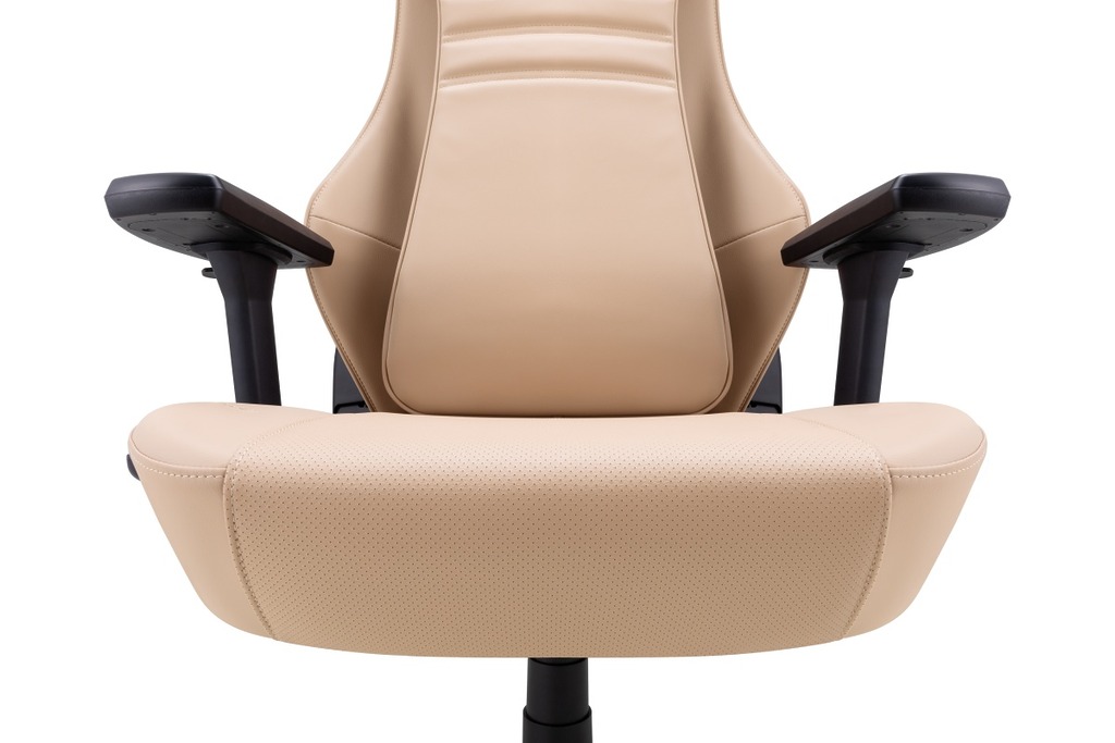 加厚和寬大的坐墊，就算盤膝而坐也可以。