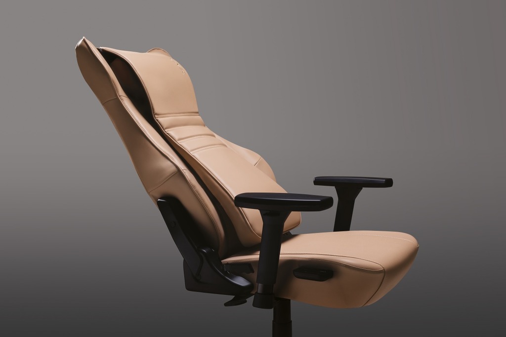 椅背可以作 140 度放下，加上 LoungePro 可伸展腳托，按摩時可以得到最大力度，平時也可以作小睡片刻。