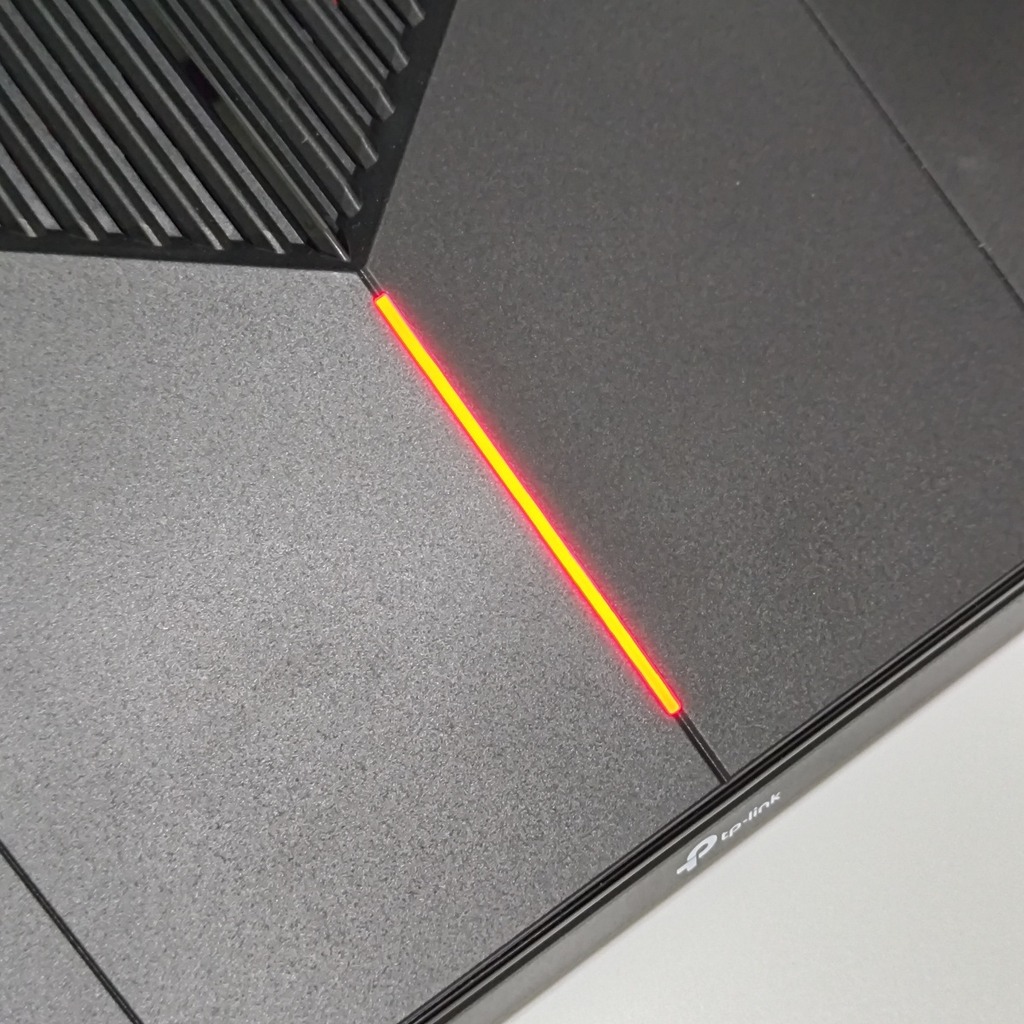 頂部設有 RGB 燈效。