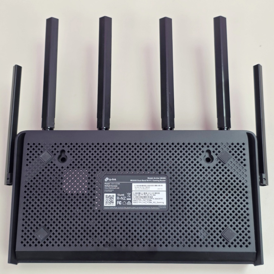 
設有 6 支高增益天線，以獨立為 2.4GHz 及 5GHz 提供服務。