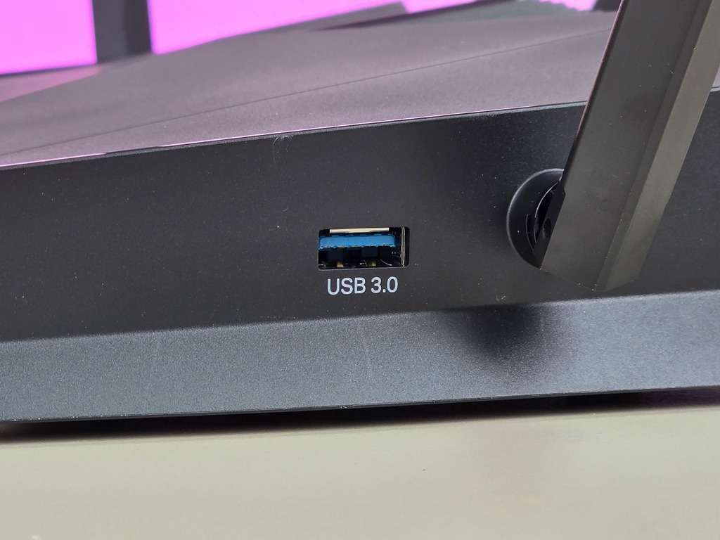 機身側邊有 USB 3.0 介面，可以插入外置 SSD 作 NAS 用途。