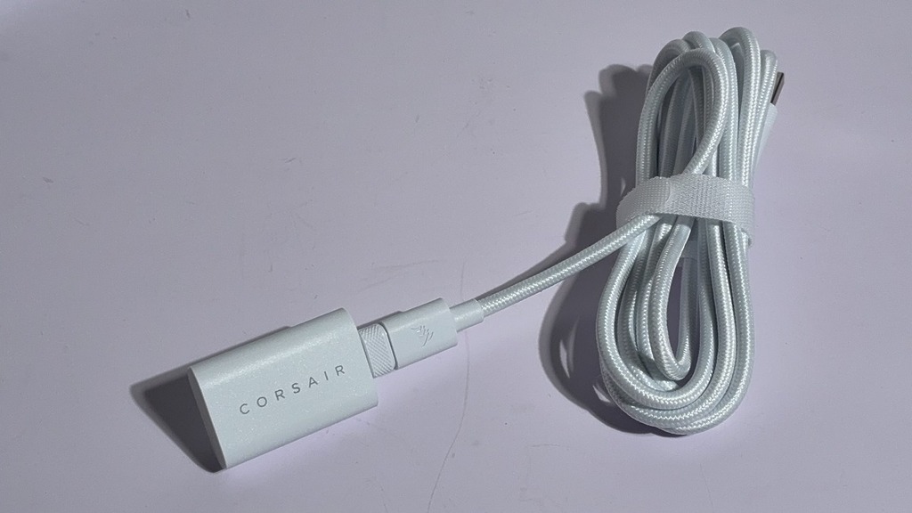 新設計的 2.4GHz 接收器背部附夾子可固定在鼠墊邊緣,體積稍大以防遺失及支援 8,000Hz 回報率的佳極無線連接表現。