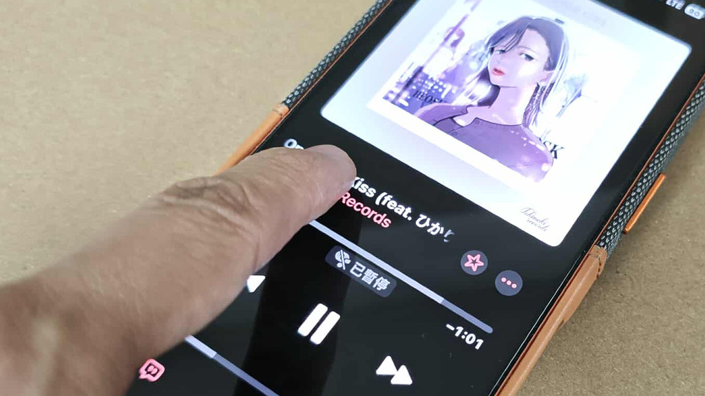 Apple 在 iOS 26.1 更新為 Apple Music 加入全新的手勢 skip 歌功能，只要向左右「滑動」就能換歌，操作更直接。