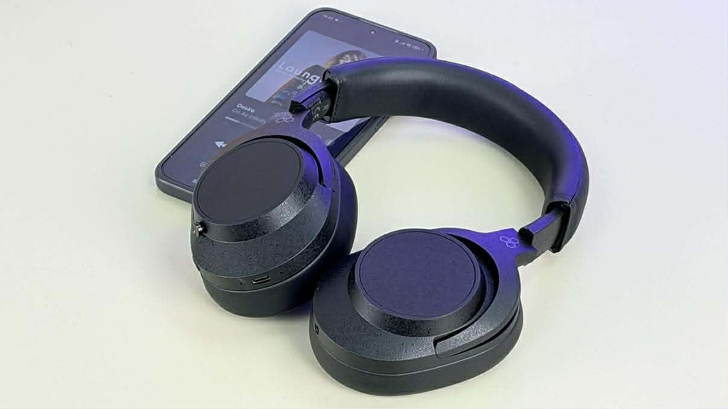 日系耳機的代表 Final Audio 推出全新罩耳式耳機 UX5000，採用了自家旗艦級有線耳機「A10000」的聲學特性與聽覺研究技術，音色表現令人難忘。