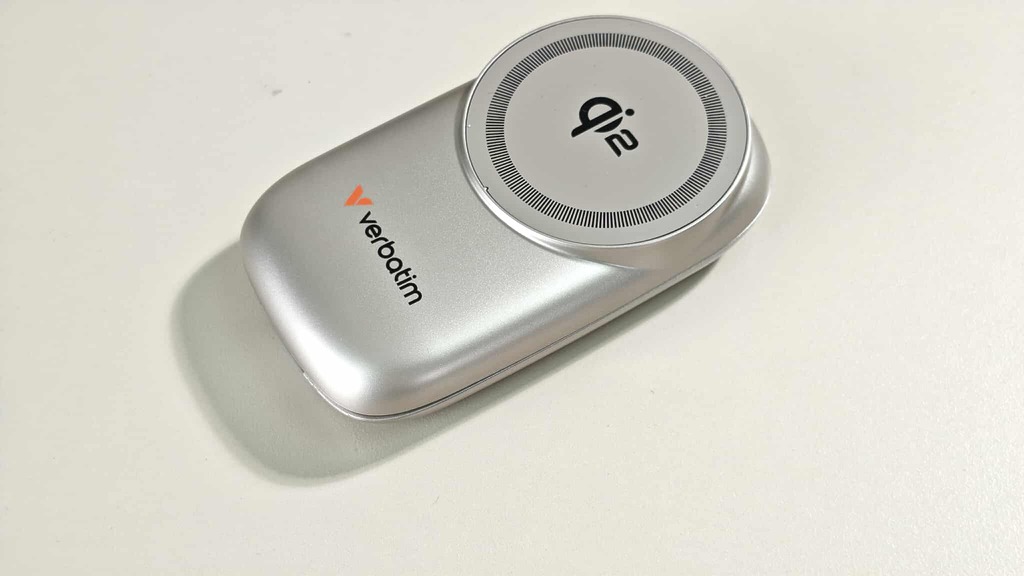 今次 Verbatim 的 3 合 1 Qi2 無線充電座，特別採用摺合式設計，重量僅 177g，無論是放在托運行李或隨身行李也不會佔用太多空間。