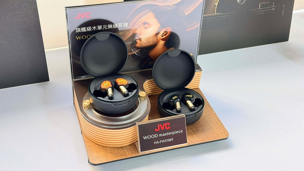 旗艦級真無線耳機 WOOD masterpiece HA-FW5100T，這款耳機不單採用了 JVC 獨有的木製振膜技術，耳機的內外也加入了各種黑科技。