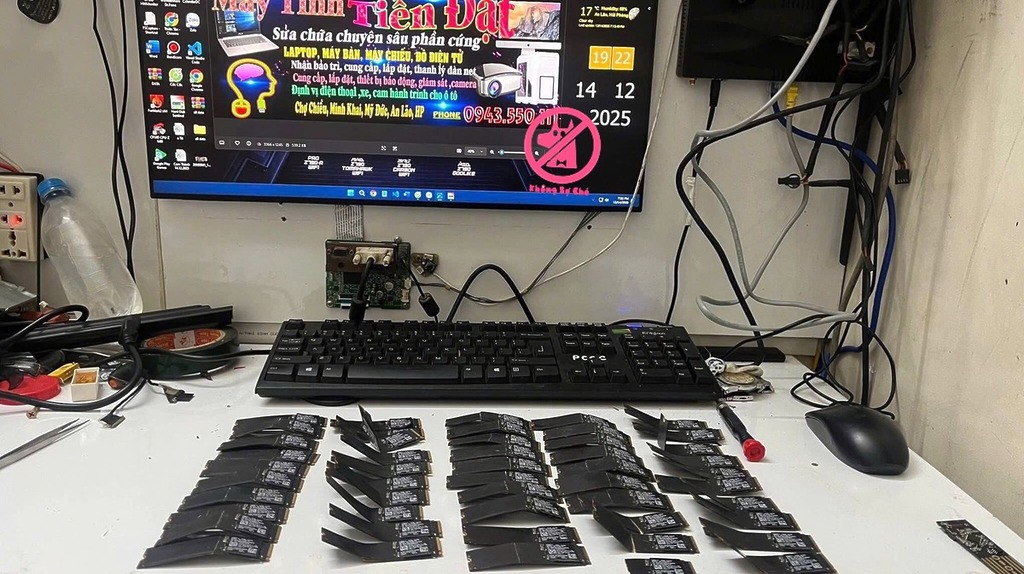 樓主上載了一張在桌上放滿 SSD「殘骸」相片，畫面相當震憾。