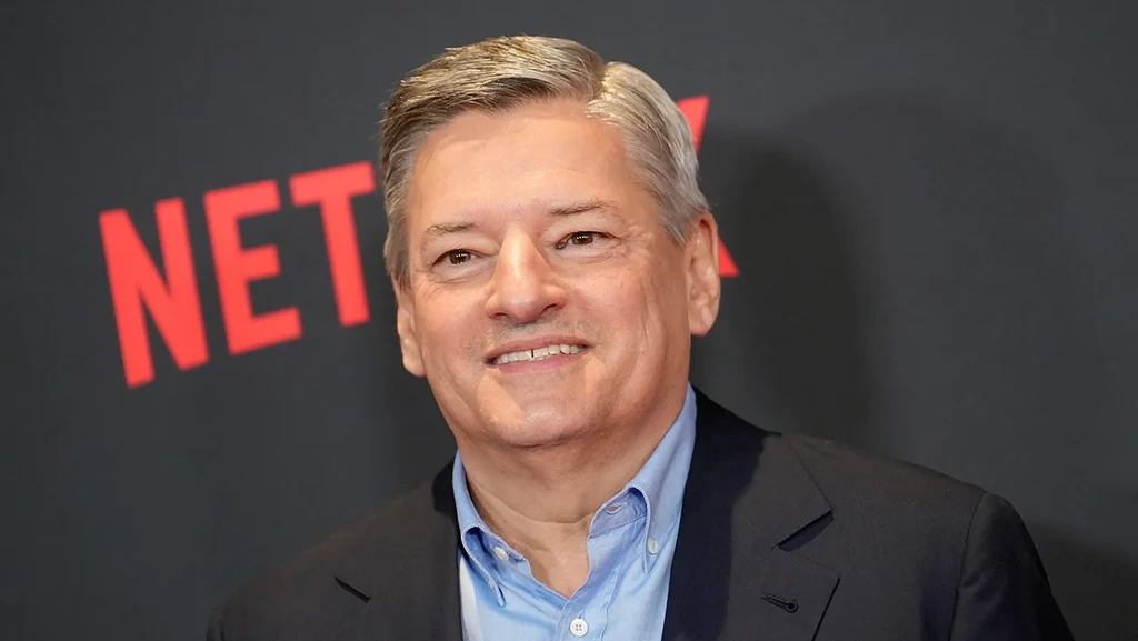 過去 Netflix 的 CEO Ted Sarandos 一直都很抗拒讓 Netflix 去發展院線發行的業務，僅有少數 Netflix 投資的作品，會因為要競逐電影獎項，才會在傳統戲院短暫上映。