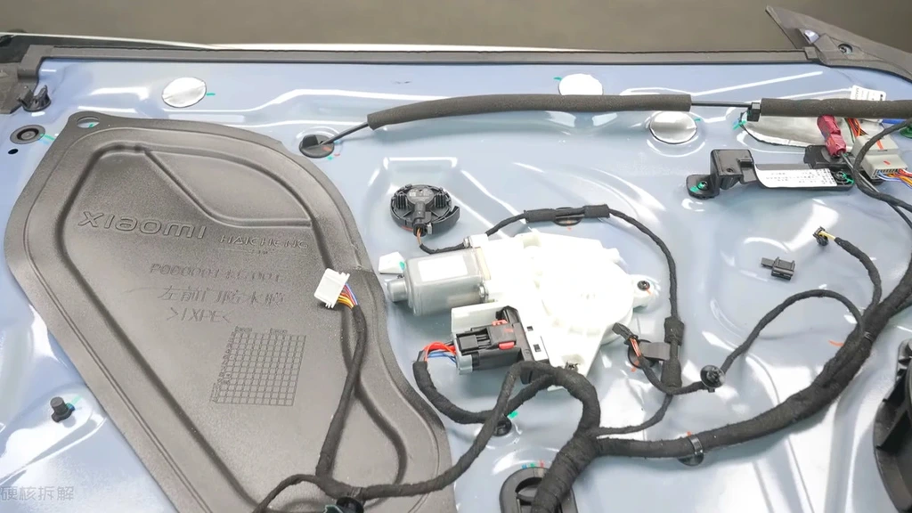 目前很多新推出的電動車多採用隱藏式門把及電子車門鎖,例如小米 SU7 及 YU7 的車門被國內媒體發現是沒有使用機械式門鎖結構。