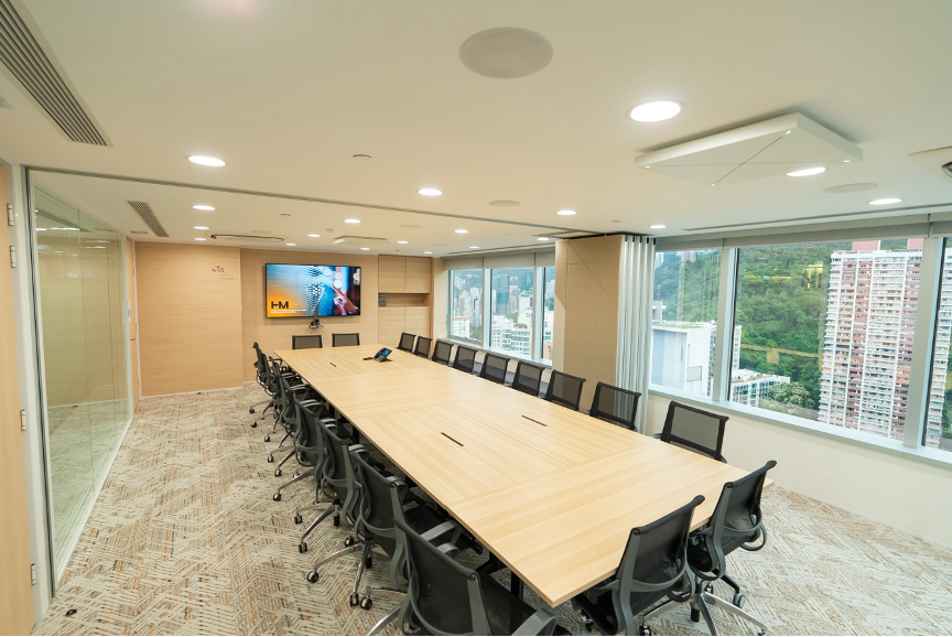 軒達資訊灣仔新辦公室 2 合 1 貴賓會議室由兩個會議室打通組成，安裝了兩台 TCC 2 天花麥克風。