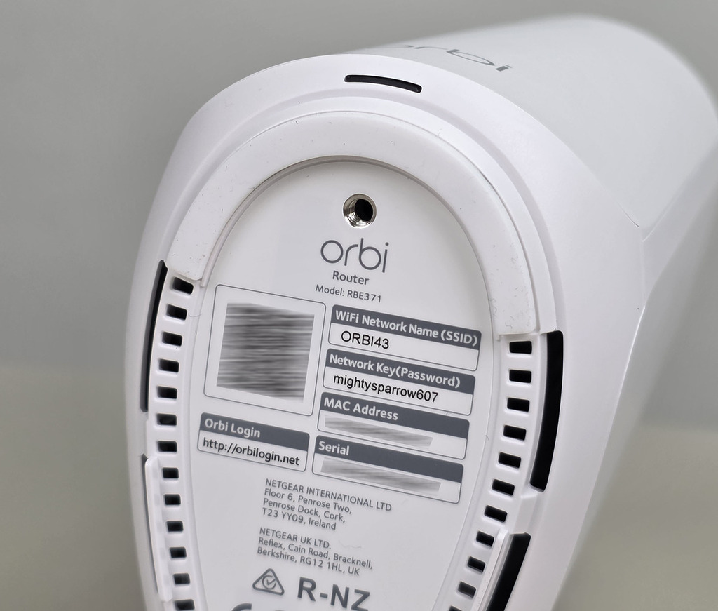 透過《Orbi》手機應用程式，掃描機底的 QR Code 進行連接及設定。