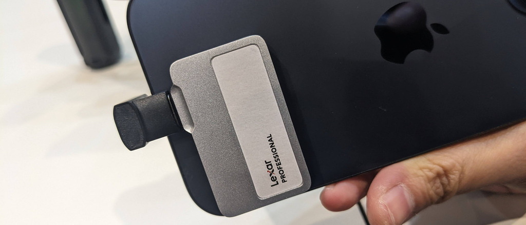 對一般消費者來說，買手機只會選 256GB 或 512GB 的版本，再花點小錢買個 1TB 的便攜式 SSD，就可以將手機的相片影片備份起來。