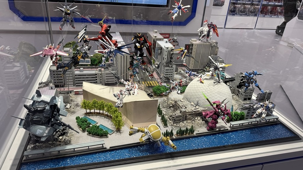 神高達下的巨大情景模型，以尖沙咀為藍本，重現多場名場面。