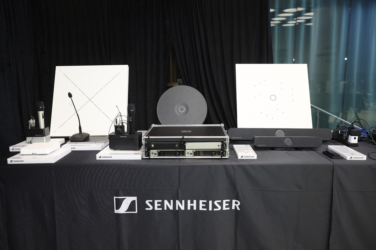 今年最新推出的TCC M天花框架 (後排由左至右：TCC 2，TCC M、TCC M CT)