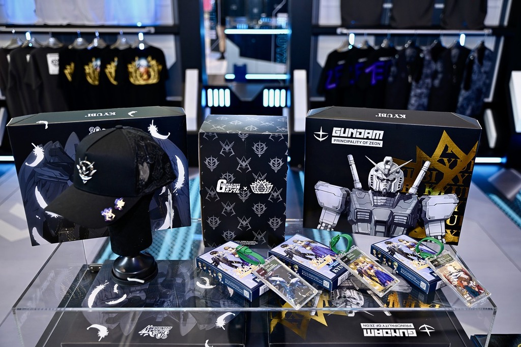 購買指定服飾系列，可獲贈限量版主題禮盒（共 2 款，可自選）。