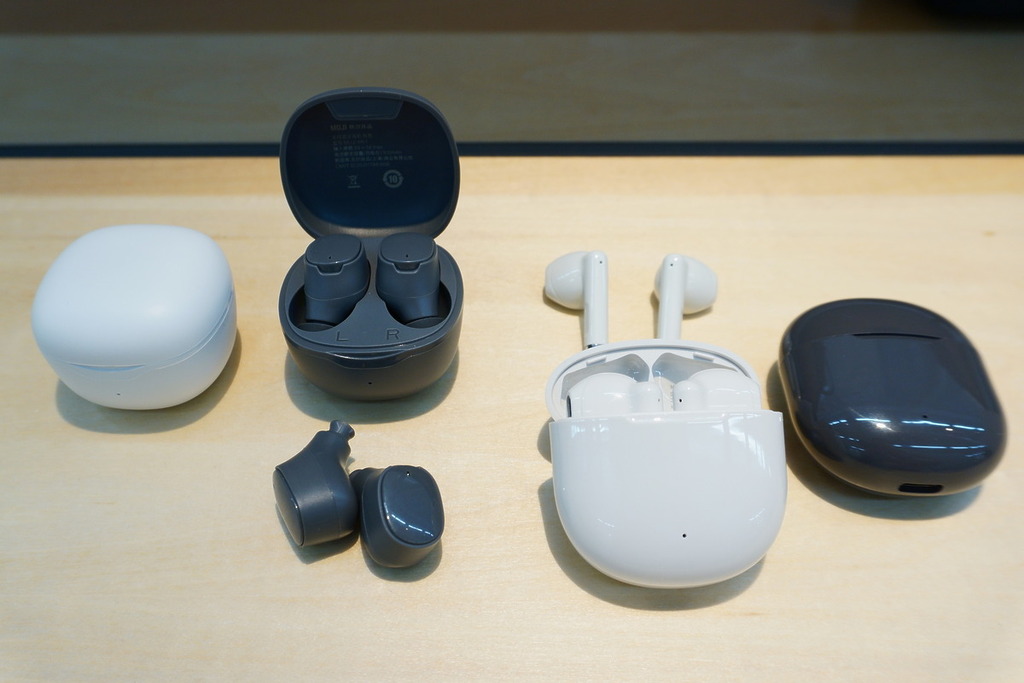 兩款無線耳機，分為入耳式及入耳監聽式，售價為 2990 日圓（約 HKD $150），工作人員笑稱，即使在乘搭地鐵火車時丟失耳機也不用擔心，因為耳機的價錢很便宜，也可以單只補購，售價為 1000 日圓（約 HKD $50）。