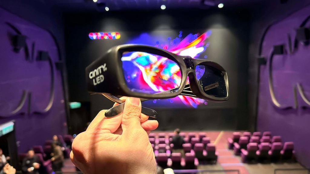CINITY LED 4K 3D 所使用的 3D 眼鏡並非傳統的被動式偏光鏡,而是類似初代 3D 電視使用主動快門式技術。