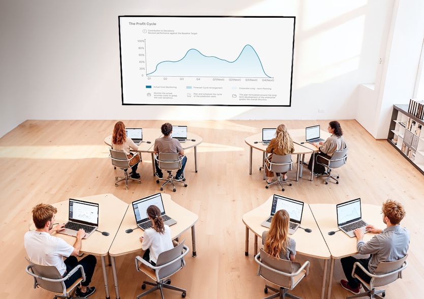 適配器支援最多 8 個發射器同用，方便多人共享同一顯示器輪流演示。